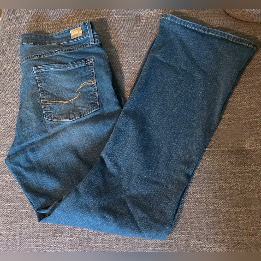 100% NonProfit Levis Signature Totally Shaping Bootcut Blue Jean 18 Plus Regular